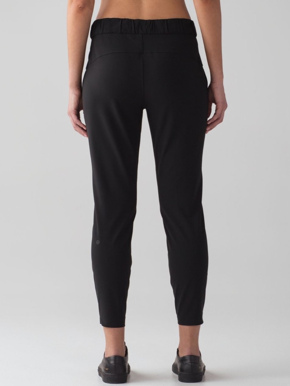 Lululemon On The Fly Pant *Woven 28"
Black size 6